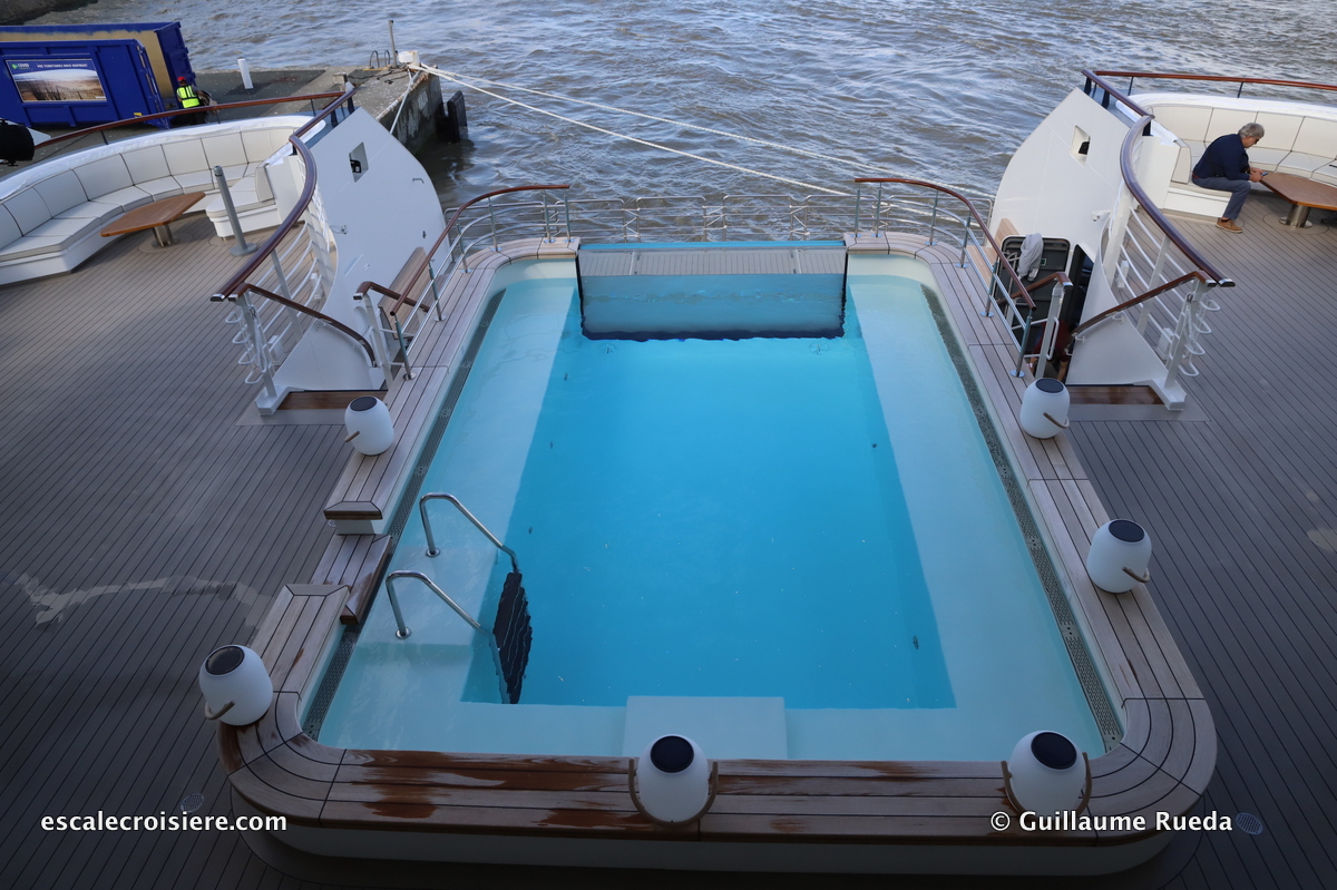 Le Dumont D'Urville - Piscine