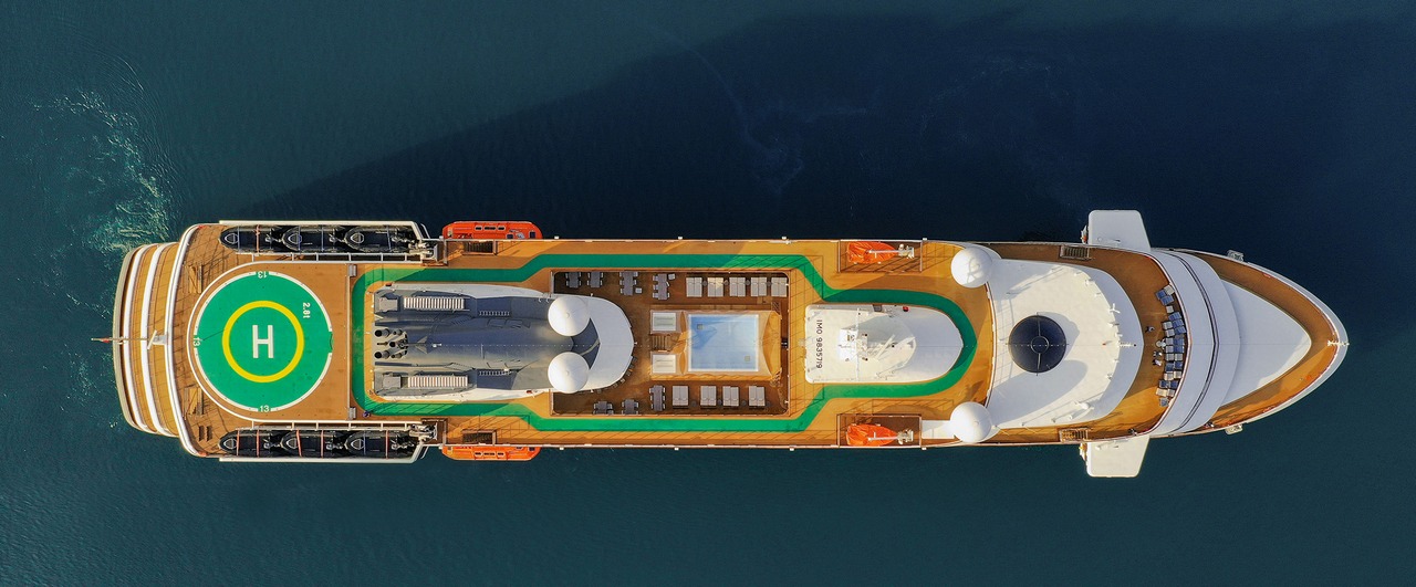 World Explorer - Aerial view - Quark