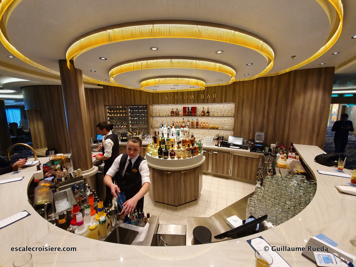Atrium bar - Norwegian Encore