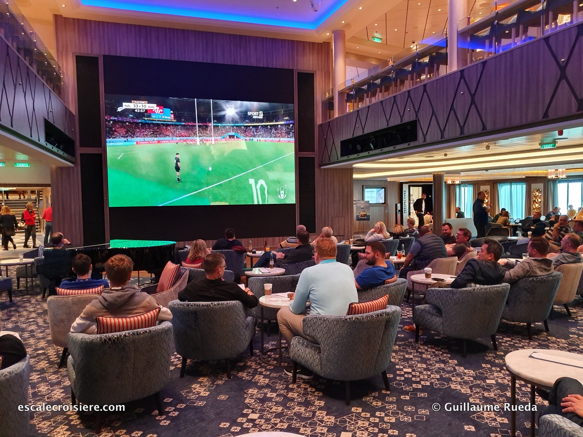 Atrium bar - Norwegian Encore