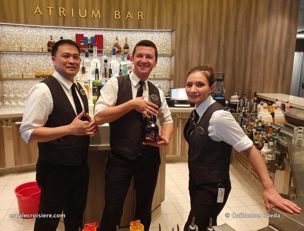 Atrium bar - Norwegian Encore