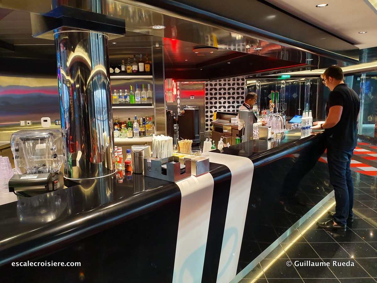 MSC Grandiosa - Sports bar