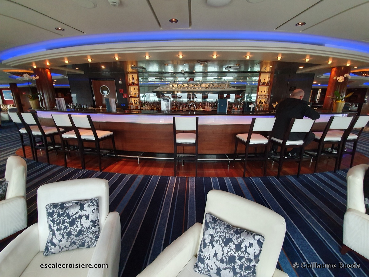 Queen Mary 2 - Commodore Club Bar