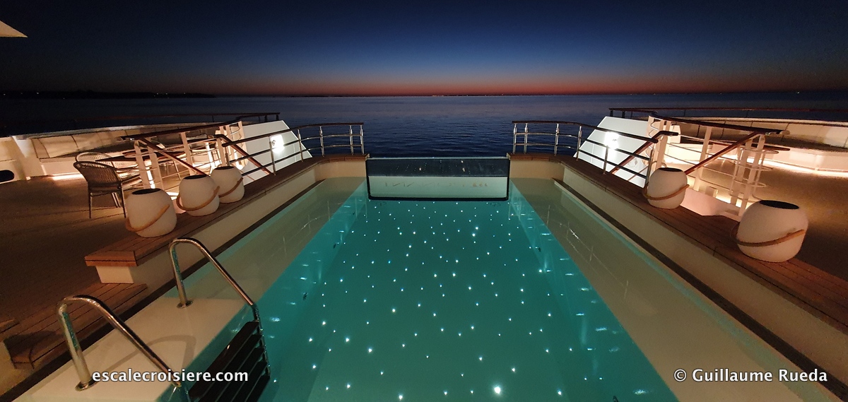 Piscine - Le Jacques Cartier by night - Ponant