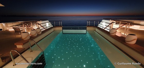 Piscine - Le Jacques Cartier by night - Ponant