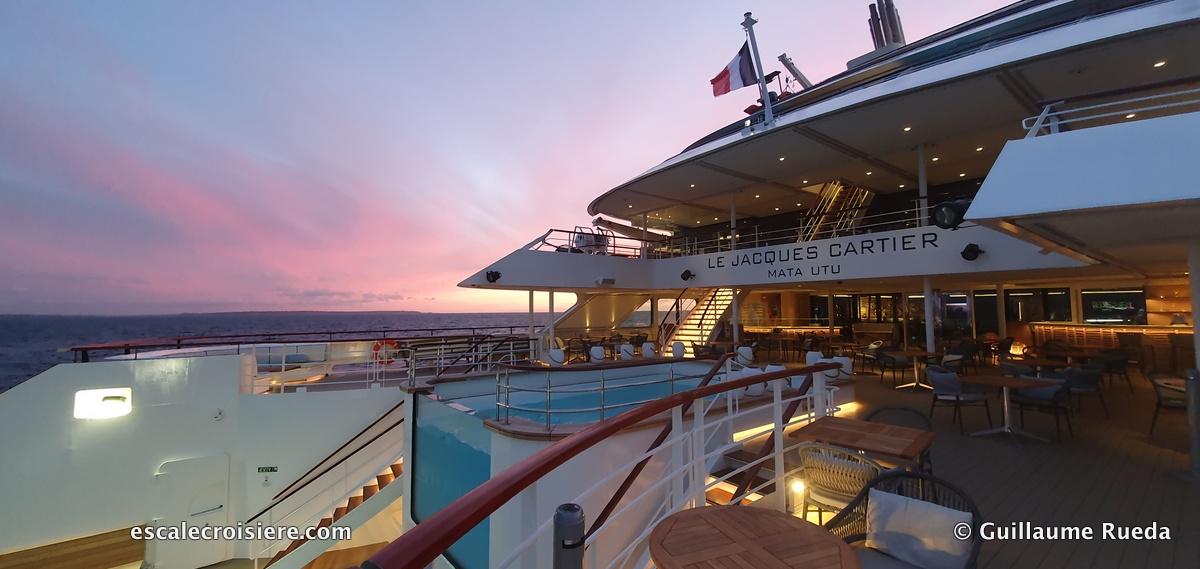 Piscine - Le Jacques Cartier by night - Ponant