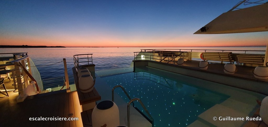 Piscine - Le Jacques Cartier by night - Ponant