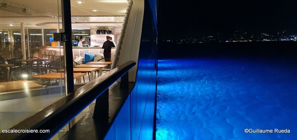 Le Bougainville - éclairage sous-marin