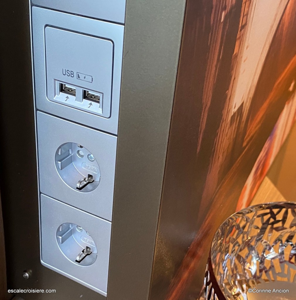 Cabine balcon prise USB - Costa Smeralda
