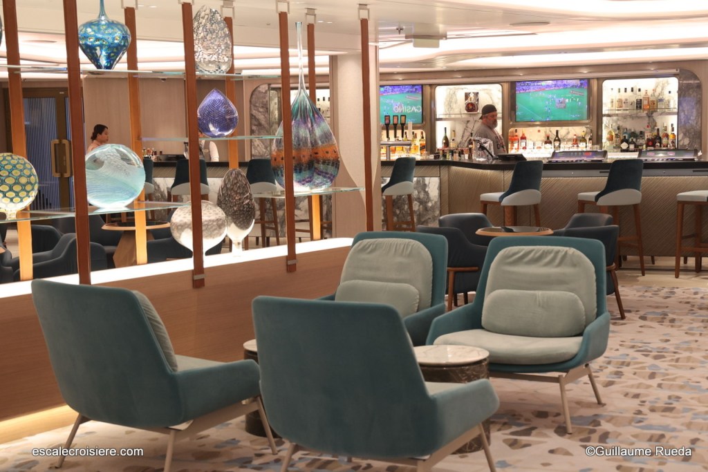 Norwegian Prima - Penrose bar Atrium