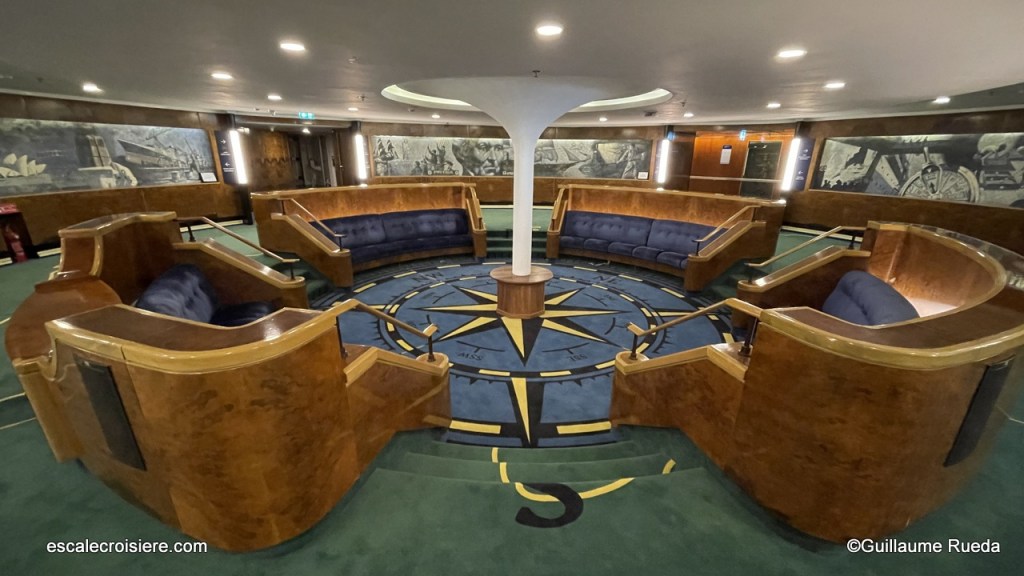 Queen Elizabeth 2 hotel Dubai - Midship lobby