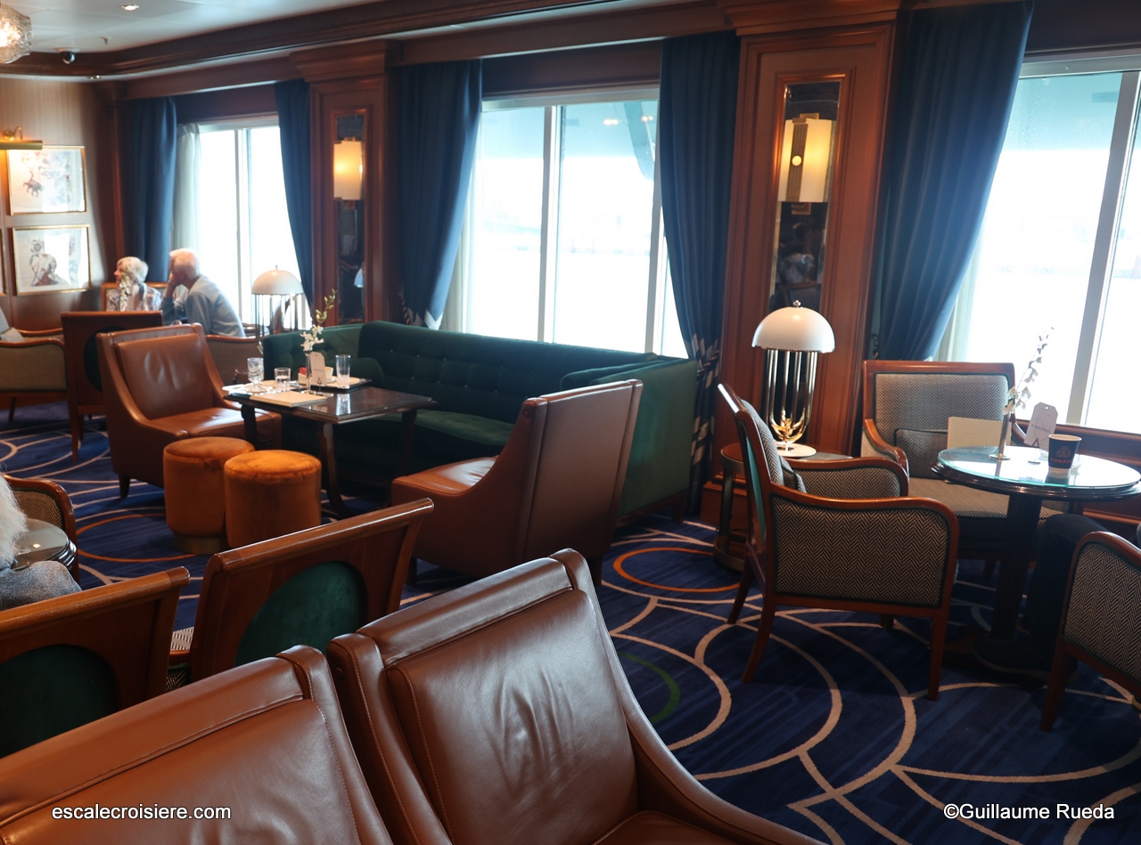 Queen Victoria - Champagne bar & Chart room