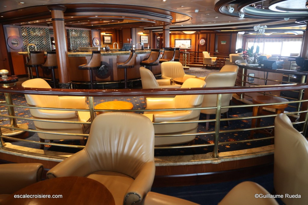 Queen Victoria - Commodore Club