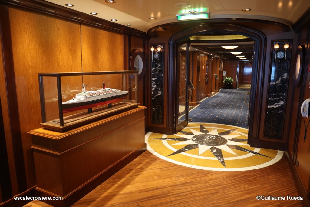 Queen Victoria - Commodore Club