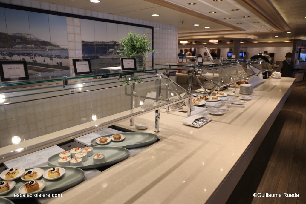 Queen Victoria - Lido buffet restaurant