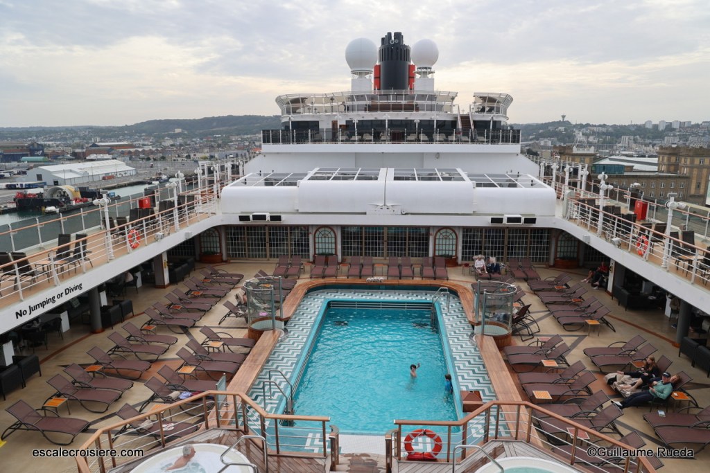 Queen Victoria - Piscine centrale Pavilion Pool