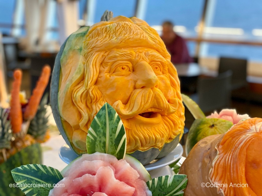 Celestyal Crystal - Déco buffet - Sculpture sur fruits