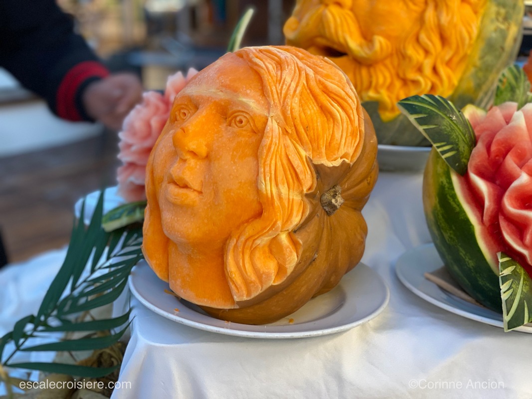 Celestyal Crystal - Déco buffet - Sculpture sur fruits