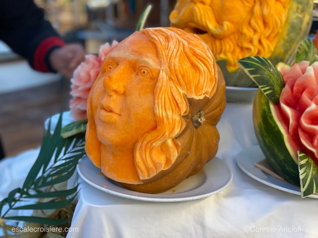 Celestyal Crystal - Déco buffet - Sculpture sur fruits