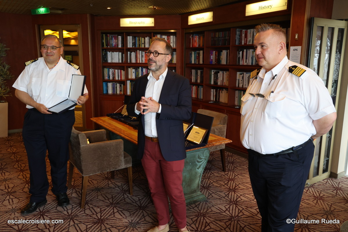 Echange de plaque - Escale inaugurale de Renaissance Le Havre - CFC Croisières