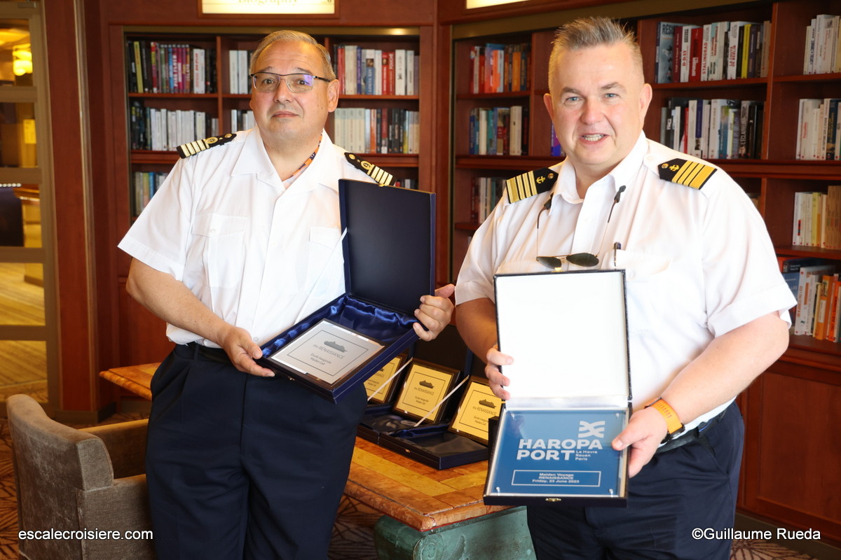 Echange de plaque - Escale inaugurale de Renaissance Le Havre - CFC Croisières