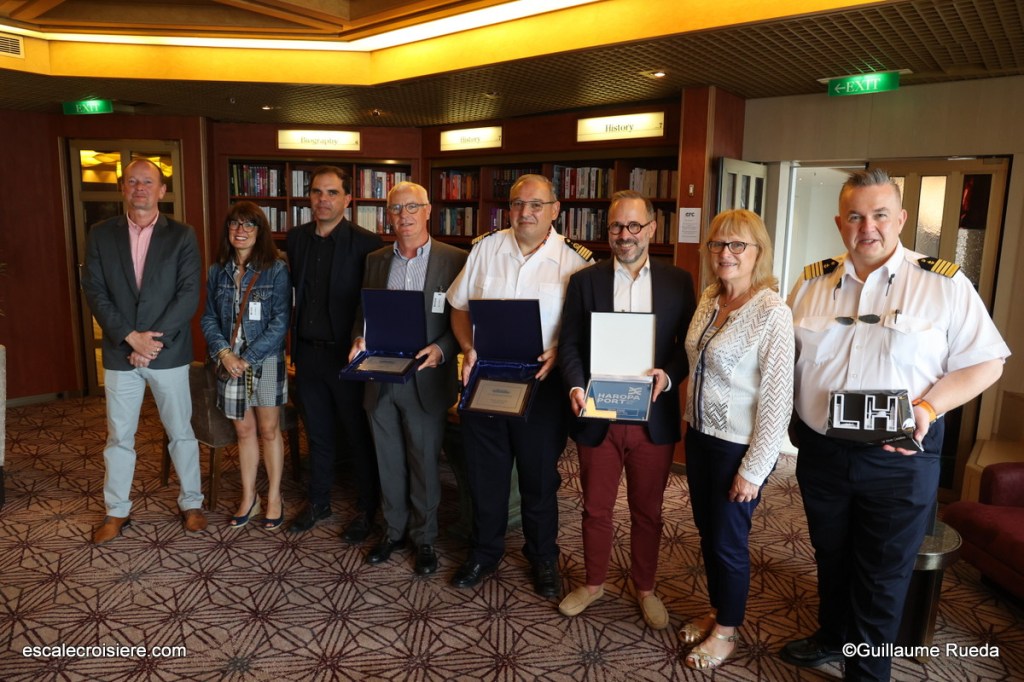 Echange de plaque - Escale inaugurale de Renaissance Le Havre - CFC Croisières