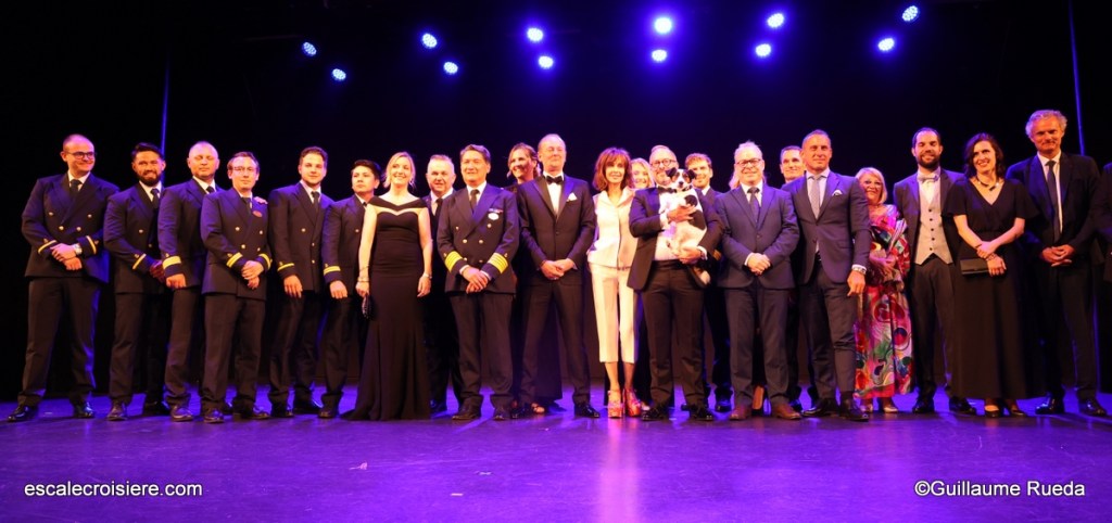 Officiers du Renaissance et équipe de CFC Croisières