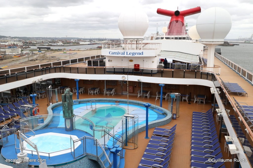 Carnival Legend - Piscine extérieure