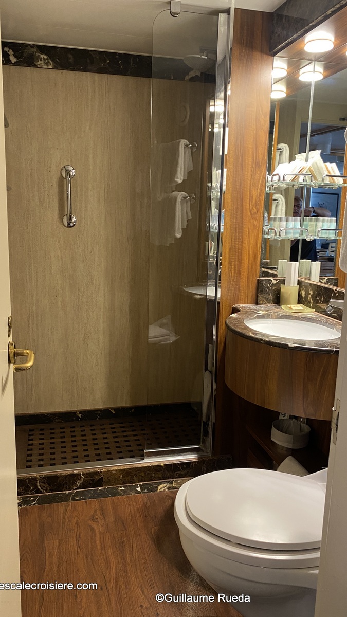 La Belle des Océans - CroisiEurope - Suite 603