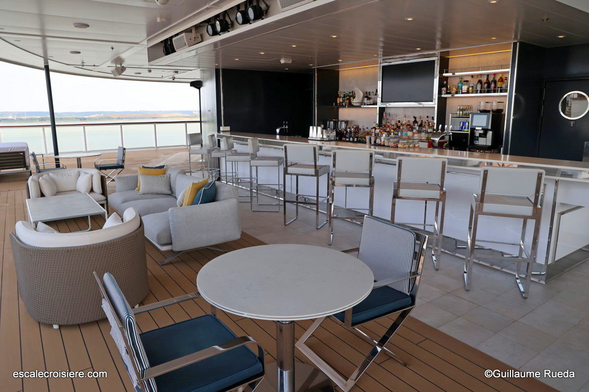 The Pool bar - Ilma - The Ritz-Carlton Yacht Collection