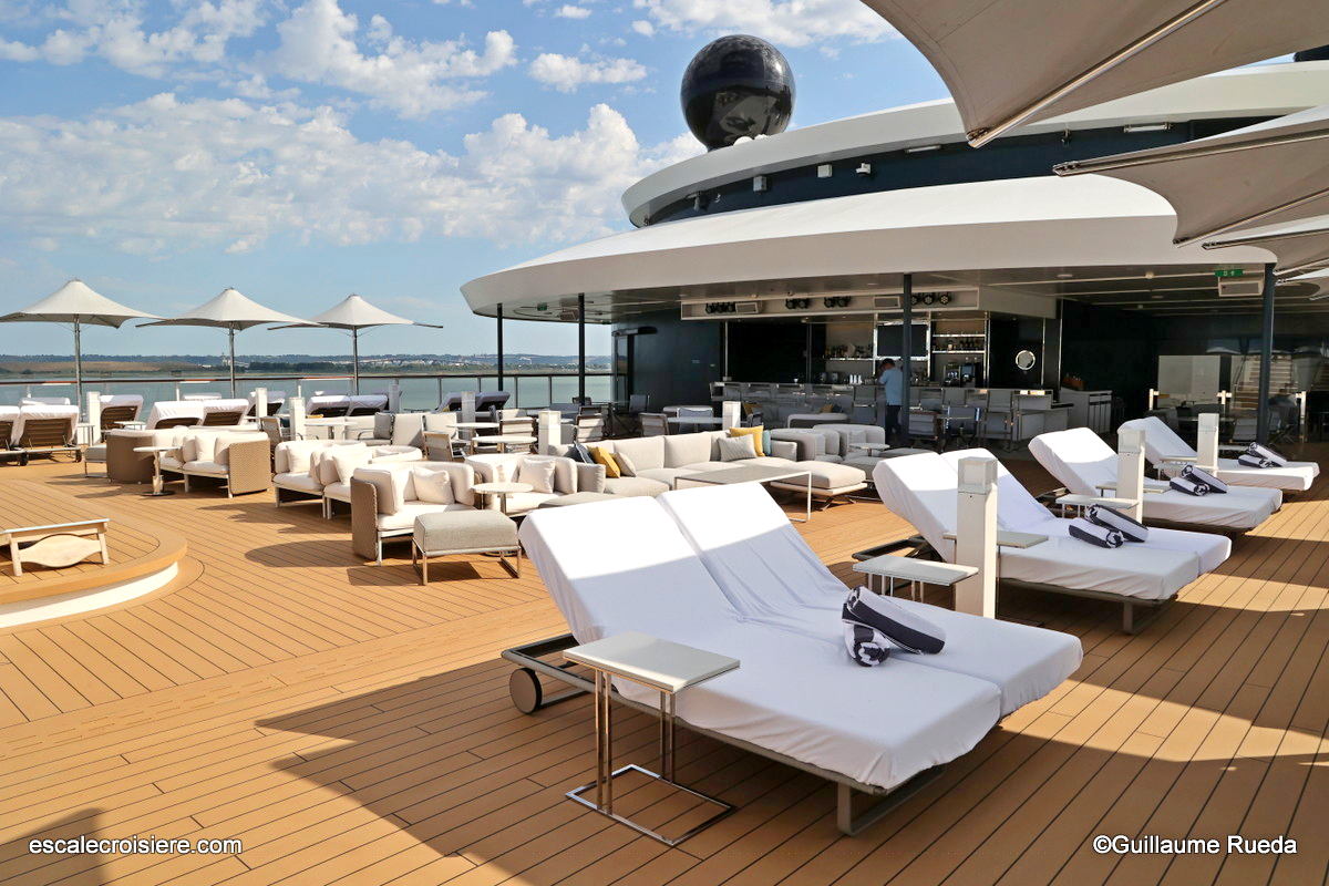 The Pool bar - Ilma - The Ritz-Carlton Yacht Collection