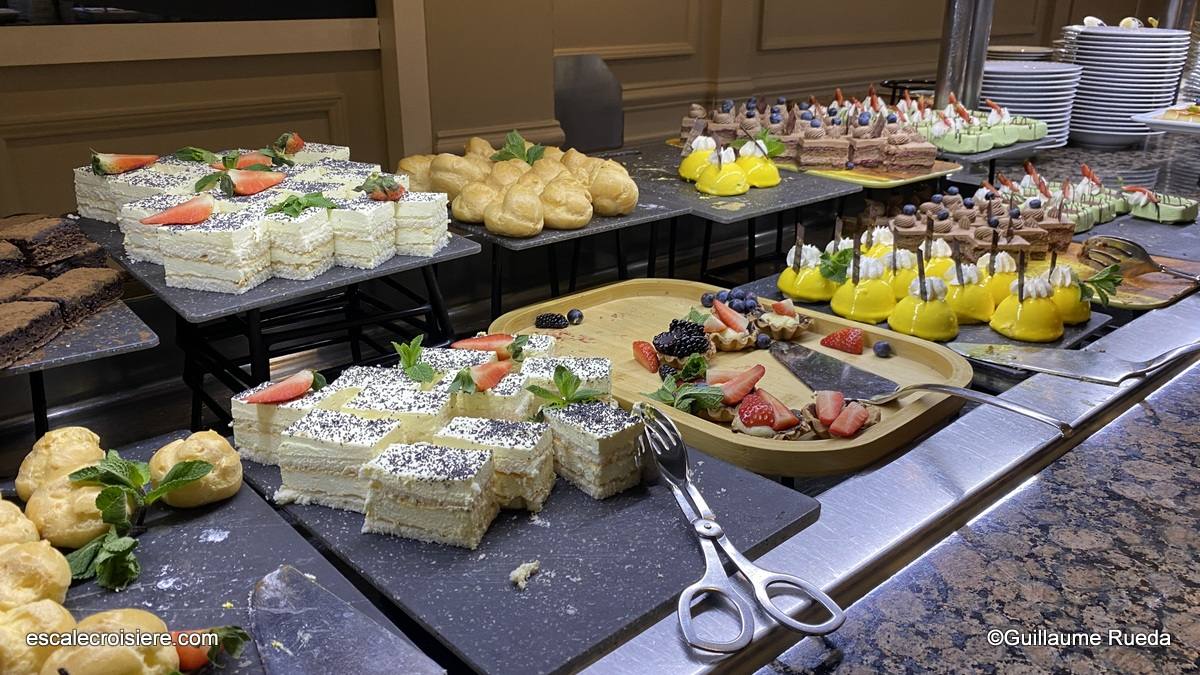 Buffet Widows Café - Azamara Jourey