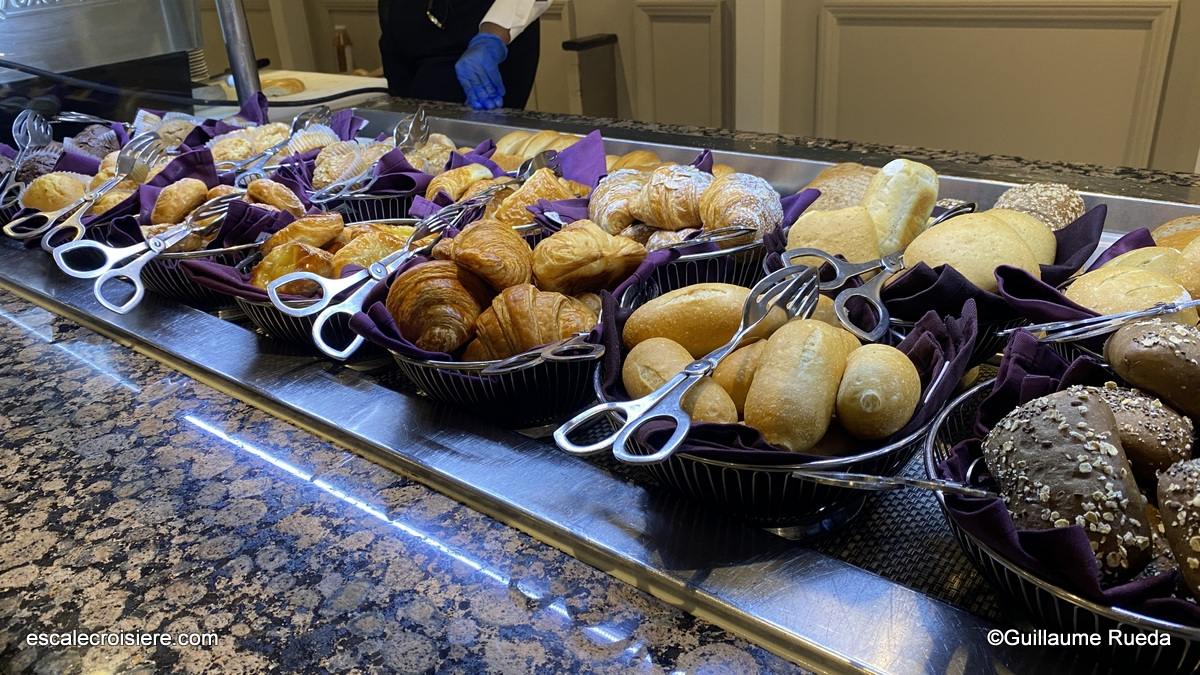 Buffet Widows Café - Azamara Jourey