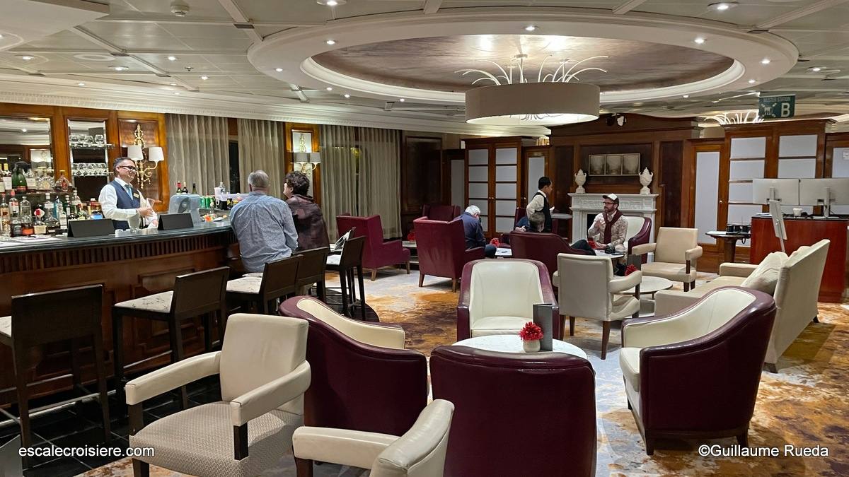 Discoveries restaurant - Azamara Journey