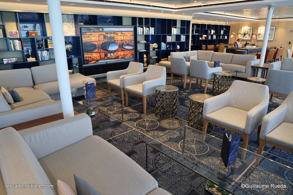 Explorers' Lounge - Viking Saturn