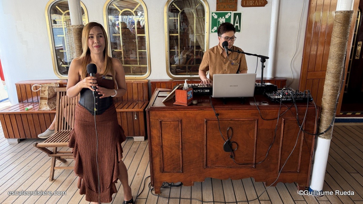 Chanteuse Tropical bar - Royal Clipper - Star Clippers