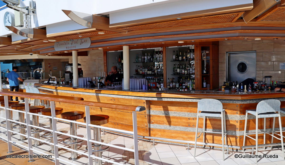 Fountain pool bar Majestic Princess